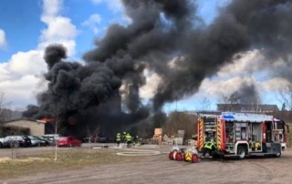 Das Foto zeigt den Brand einer Lagerhalle in Plaidt am 9. März 2020.