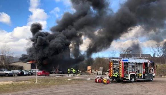 Das Foto zeigt den Brand einer Lagerhalle in Plaidt am 9. März 2020.