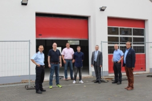 Das Foto zeigt (von links nach rechts): Wehrführer Dirk Schwindenhammer, Bauingenieur Jörg Wendling, Ortsbürgermeister Peter Wilkes, Feuerwehrsachbearbeiter Fabio Degen, Büroleiter Oliver Fender, Wehrleiter Jörg Schrömges, Bürgermeister Klaus Bell.