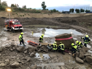 Foto zeigt, wie der Stein mit der Seilwinde des Rüstwagens bewegt wird.