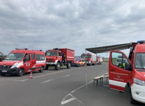 Das Foto zeigt den Löschzug 4 der Bereitschaft des Leitstellenbereichs Koblenz im Bereitschaftsraum am Siegerlandflugplatz.