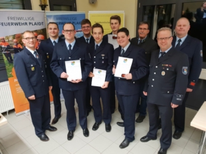 Foto zeigt Beförderte und neue Mitglieder der Feuerwehr Plaidt