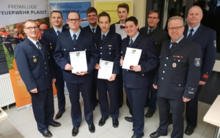 Foto zeigt Beförderte und neue Mitglieder der Feuerwehr Plaidt