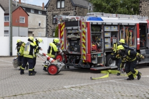 Foto zeigt Feuerwehrleute bei einer Übung