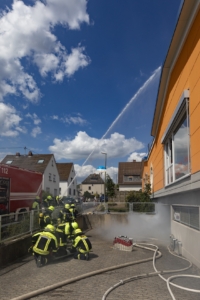 Foto zeigt Feuerwehrleute bei einer Übung