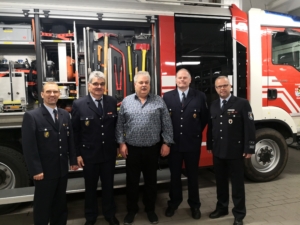 Das Foto zeigt Wehrführer Dirk Schwindenhammer, stellvertretender Wehrführer Markus Kirsten und Wehrleiter Jörg Schrömges mit den verabschiedeten Kameraden Norbert Schimanski und Dieter Schneider.