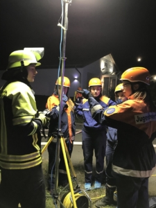 Betreuer Alexander Miltz (l.)erklärt den „Power-Moon“, mit dem die Einsatzstelle blendfrei ausgeleuchtet werden kann