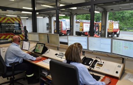 Blick aus der Feuerwehreinatzzentrale in die Fahrzeughalle des Löschzuges Plaidt.