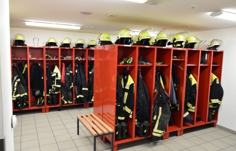 Im Feuerwehrgerätehaus befinden sich die Umkleideräume für Männer und Frauen.