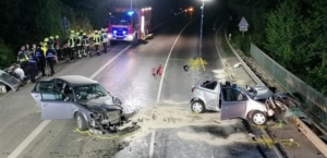 das Foto zeigt eine Übersicht der Unfallstelle, aufgenommen nachdem der Einsatz von Feuerwehr und Rettungsdienst beendet war.